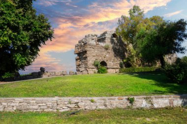 Antalya 'nın antik kenti Antalya' nın bir parçası olan anıtsal çeşme. Seçici Odak Harabeleri. İnsan yok. bulutlu gün batımı gökyüzü