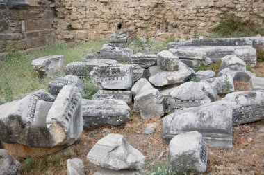 Antalya 'nın antik kenti Antalya' nın bir parçası olan anıtsal çeşme. Seçici Odaklanma. İnsan yok. Açık hava müzesi. gizli antik şehir kalıntıları