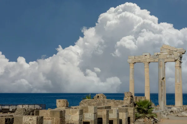 Apollo Tapınağı, Akdeniz kıyısında M.S. 150 civarında inşa edilmiş bir Roma tapınağıdır. Antalya hindisi. Bulutlu Mavi Gökyüzü. Seçici Odaklanma Sütunları.