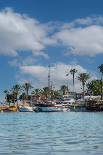 Uma Pequena Cidade Beira Mar Mediterrânica Lado Barcos Palmeiras Mar — Fotografia de Stock