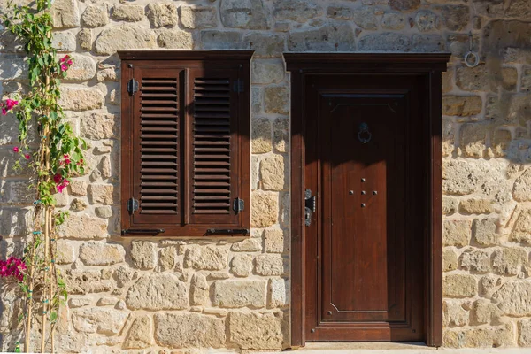 Dom Brązowymi Okiennicami Drzwiami Antalya Side Village Sective Focus Kamienny — Zdjęcie stockowe