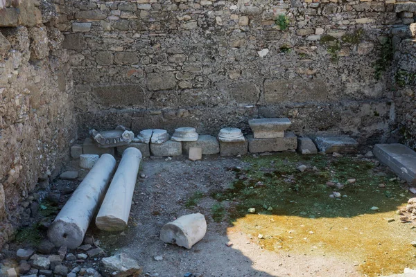 带围裙的房子Aspendos侧安塔利亚 柱子头刻有罗马十字 选择性焦点的废墟 — 图库照片