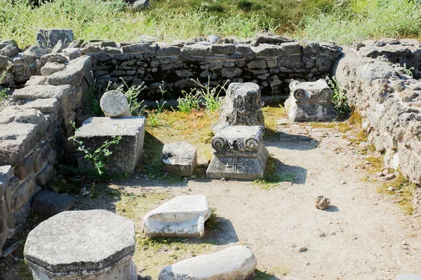 带围裙的房子Agora Side Antalya 柱子头刻有罗马十字 选择性焦点的废墟 — 图库照片
