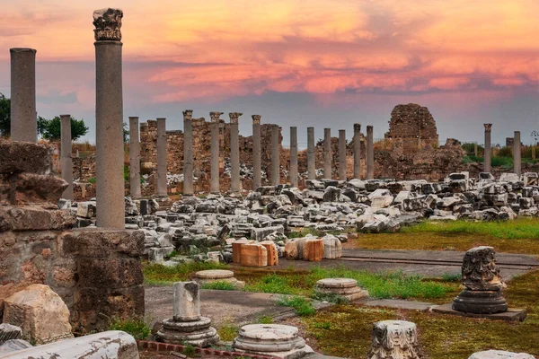 Eski şehir harabeleri. Antalya 'nın yanında. Kolonnatif yol ve pazar yeri, Agora. Bulutlu gün batımı gökyüzü