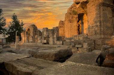 Antik tiyatronun dış tarafı, ana bina. Çelik yapımıyla güçlendirilmiş. Bulutlu gün batımı gökyüzü Seçici Odaklanma.
