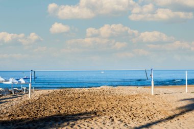 Kumsaldaki plaj voleybolu sahası. İnsan yok. Bulutlu Gökyüzü. Seçici Odaklanma