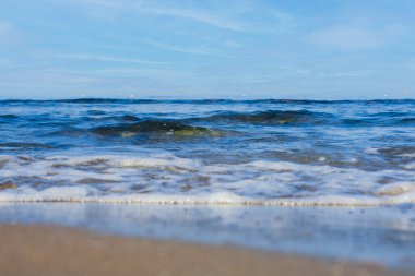 Deniz kıyısı, sahil, kayalar ve küçük dalgalar. İnsan yok. Uzayı kopyala Seçici Odaklanma.