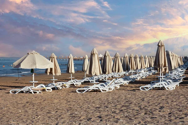 Mar Praia Guarda Sóis Espreguiçadeiras Side Antalya Cloudy Sky Foco — Fotografia de Stock