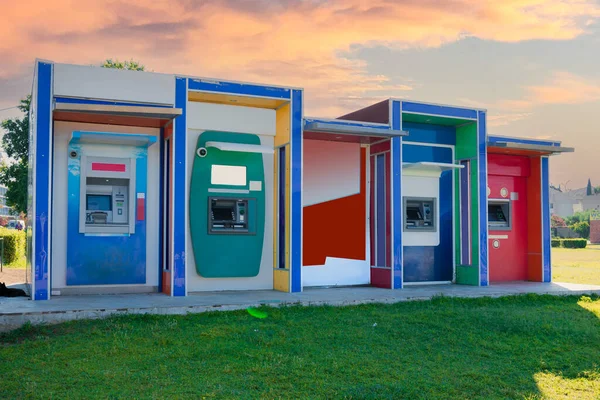 Przodu Bankomat Ulicy Bankomaty Kolorowe Skupienie Selektywne Zachód Słońca Niebo — Zdjęcie stockowe