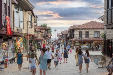 Antalya, Türkiye - 06.28.2021: Şehir merkezinin sokakları ve Antalya 'daki çarşı. Sokak manzaralı. Bulutlu gökyüzü. Kafe, restoran, dükkan ve evler.