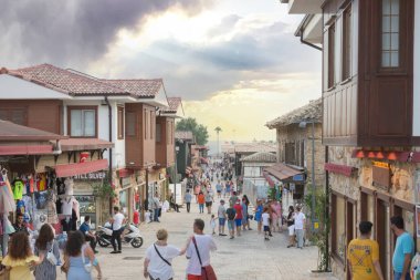 Antalya, Türkiye - 06.28.2021: Şehir merkezinin sokakları ve Antalya 'daki çarşı. Sokak manzaralı. Bulutlu gökyüzü. Kafe, restoran, dükkan ve evler.