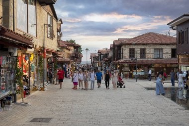 Antalya, Türkiye - 06.28.2021: Şehir merkezinin sokakları ve Antalya 'daki çarşı. Sokak manzaralı. Bulutlu gökyüzü. Kafe, restoran, dükkan ve evler.