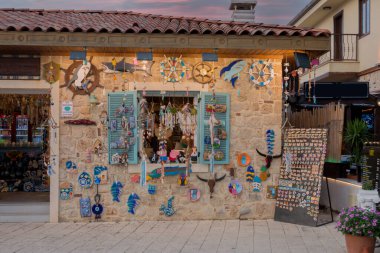 Kenar, Antalya, Türkiye - 06.28.2021: Kentin caddeleri, çarşı ve liman bölgesi, Antalya. Hakiki Anadolu Yunan evleri. Seçici Odak Evi