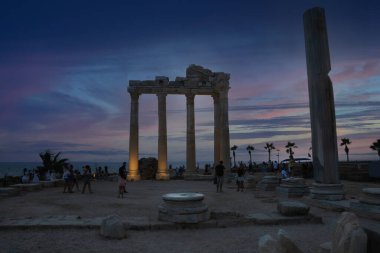 Apollo Tapınağı, M.S. 150 yılında Akdeniz kıyısında inşa edilmiş bir Roma tapınağıdır. Antalya hindisi. Gece ve bulutlu gökyüzü