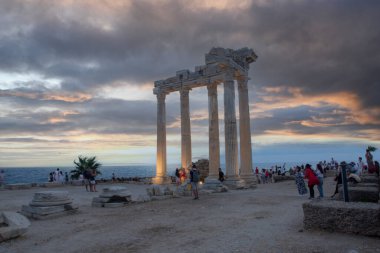 Apollo Tapınağı, Akdeniz kıyısında M.S. 150 civarında inşa edilmiş bir Roma tapınağıdır. Antalya hindisi. Bulutlu hava