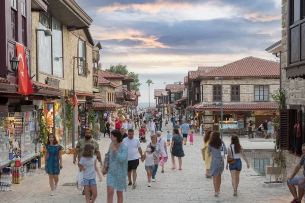 Antalya, Türkiye - 06.28.2021: Şehir merkezinin sokakları ve Antalya 'daki çarşı. Sokak manzaralı. Bulutlu gökyüzü. Kafe, restoran, dükkan ve evler.