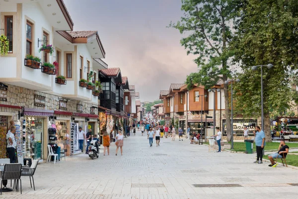 Antalya, Türkiye - 06.28.2021: Şehir merkezinin sokakları ve Antalya 'daki çarşı. Sokak manzaralı. Bulutlu gökyüzü. Kafe, restoran, dükkan ve evler.