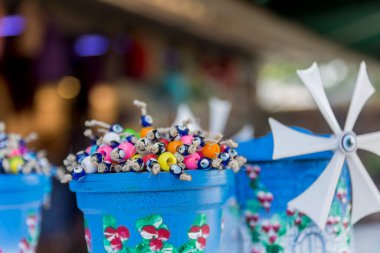 Kem gözlü boncuklar, mavi bir kutuda renkli boncuklar..