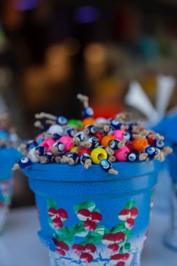 Kem gözlü boncuklar, mavi bir kutuda renkli boncuklar..