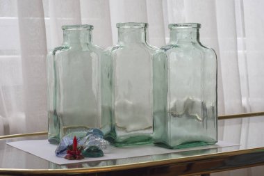 Dikdörtgen, üç boş şişe ve dekoratif süsler. Seçici Odak Taşları