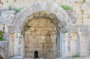 Perge Antik Şehir Roma Kapısı. Pamphylian şehirlerinden birinin İ.Ö. 12. ile 13. yüzyıllarda inşa edildiğine inanılıyordu..