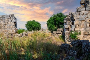 Perge Antik Şehir Roma Kapısı. Pamphylian şehirlerinden birinin İ.Ö. 12. ile 13. yüzyıllarda inşa edildiğine inanılıyordu..