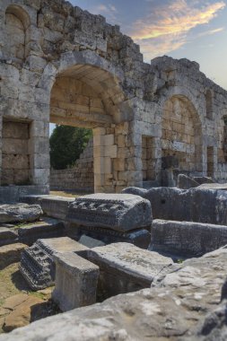 Perge Antik Şehir Roma Kapısı. Pamphylian şehirlerinden birinin İ.Ö. 12. ile 13. yüzyıllarda inşa edildiğine inanılıyordu..