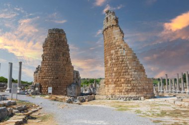Antalya Türkiye yakınlarındaki antik Perge kenti. Hadrianus Kemeri