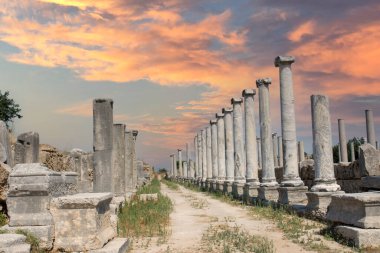 Antalya Türkiye yakınlarındaki antik Perge kenti. Köşeli cadde ve harabeler... İ.Ö. 12. ile 13. yüzyıllarda inşa edildiğine inanılıyor. Gün batımında