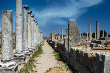Antalya Türkiye yakınlarındaki antik Perge kenti. Köşeli cadde ve harabeler... İ.Ö. 12. ile 13. yüzyıllarda inşa edildiğine inanılıyor. Mavi Gökyüzü.