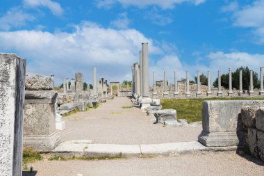 Antalya Türkiye yakınlarındaki antik Perge kenti. Köşeli cadde ve harabeler... İ.Ö. 12. ile 13. yüzyıllarda inşa edildiğine inanılıyor. Mavi Gökyüzü.