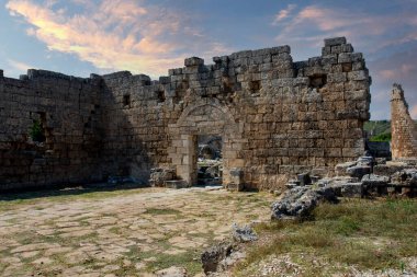 Perge Antik Şehir Roma Kapısı. Pamphylian şehirlerinden birinin İ.Ö. 12. ile 13. yüzyıllarda inşa edildiğine inanılıyordu..