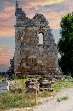 Perge Antik Şehir Roma Kapısı. Pamphylian şehirlerinden birinin İ.Ö. 12. ile 13. yüzyıllarda inşa edildiğine inanılıyordu..