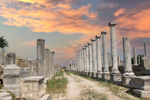 Antalya Türkiye yakınlarındaki antik Perge kenti. Köşeli cadde ve harabeler... İ.Ö. 12. ile 13. yüzyıllarda inşa edildiğine inanılıyor. Gün batımında