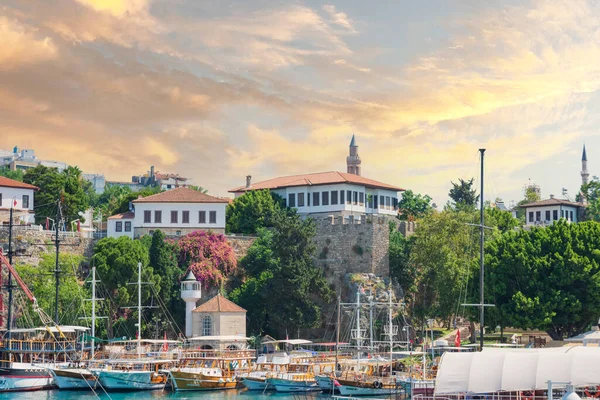 Antalya Kaleici Porto Antigas Muralhas Cidade Com Mar Mediterrâneo Turquia — Fotografia de Stock