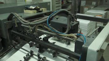 Dengeli yazdırma makinesinin sayfaları. Komori tahtı