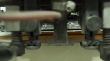 Dengeli yazdırma makinesinin sayfaları. Komori tahtı