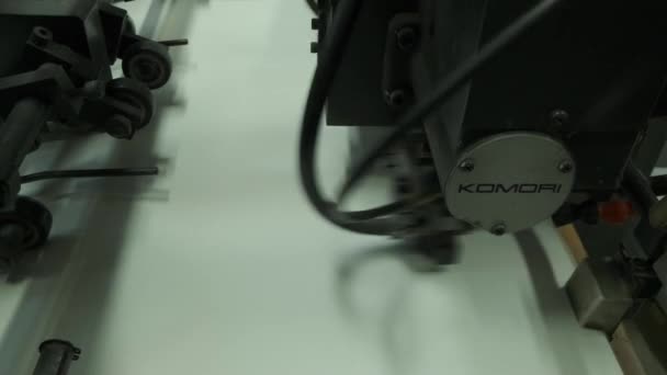 Σίτιση Φύλλων Της Μηχανής Εκτύπωσης Όφσετ Komori Lithrone 2022 Κωνσταντινούπολη — Αρχείο Βίντεο