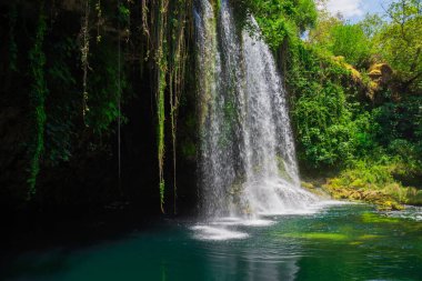 Büyük şelaleli yaz manzarası. Antalya 'daki Duden şelaleleri. ön görünüm.