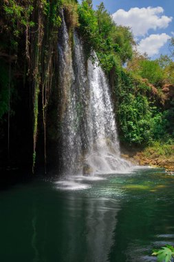 Büyük şelaleli yaz manzarası. Antalya 'daki Duden şelaleleri. Yan görünüm.