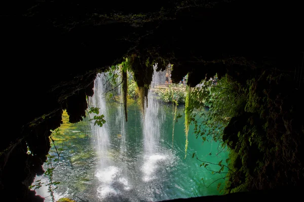 2022年7月6日土耳其安塔利亚 夏天的风景 瀑布很大 安塔利亚的达顿瀑布从瀑布内部的洞穴拍摄的图像 — 图库照片