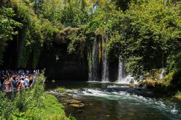 2022 Antalya Türkei Die Leute Laufen Den Duden Wasserfall Herum — Stockfoto