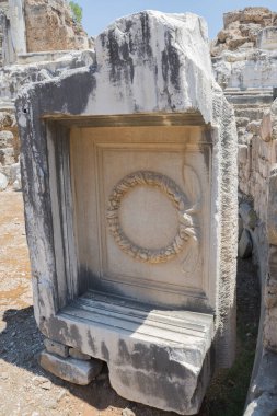 Antik tiyatro harabeleri güneşli bir günde mavi gökyüzüyle