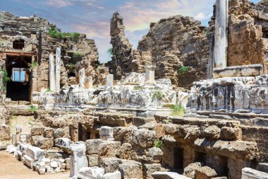 Antik tiyatro harabeleri güneşli bir günde mavi gökyüzüyle