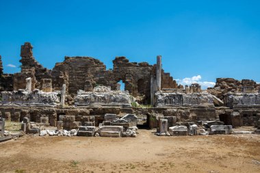 Antik tiyatro harabeleri güneşli bir günde mavi gökyüzüyle