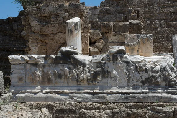 Древний Театр Руины Солнечный День Голубым Небом — стоковое фото