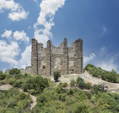 Aspendos Antik Şehir. Aspendos akropolis şehir kalıntıları, sarnıçlar, su kemerleri ve eski tapınaklar. Aspendos Antalya Türkiye.