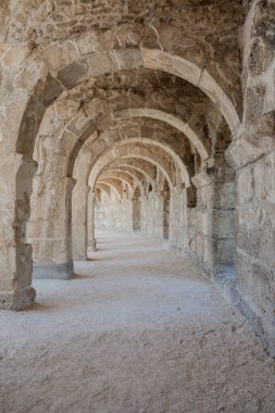 Antik Roma Aspendos Tiyatrosu 'ndaki konser salonunun üstündeki sütunlu kemer galerisi. Antik amfitiyatroda kemer.