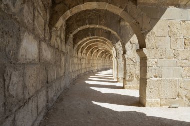 Antik Roma Aspendos Tiyatrosu 'ndaki konser salonunun üstündeki sütunlu kemer galerisi. Antik amfitiyatroda kemer.