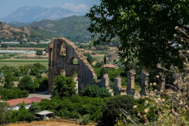 Aspendos şehri, akropolis su kemeri genel manzarayı bozar. Aspendos Antalya Türkiye.